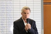 Fabien Roussel lors d'un discours à Saint-Amand-les-Eaux, le 15 mars 2026.