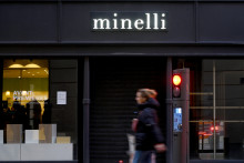 Un piéton passe devant une boutique Minelli fermée à Marseille, dans le sud-ouest de la France, le 9 janvier 2024