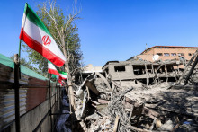 Un drapeau national iranien est déposé près des décombres d'un bâtiment effondré à la suite des frappes qui ont visé l'Université technologique Sharif à Téhéran, le 7 avril 2026.