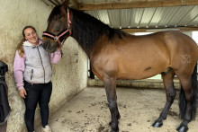 Clara, 35 ans, gérante d’une écurie, a choisi de troquer sa voiture contre un cheval pour ses déplacements quotidiens