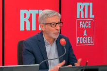 Pierre Cochard, ambassadeur de France en Iran, face à Fogiel, le 9 avril.