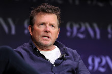 Michael J. Fox prend la parole sur scène lors de la conversation entre Michael J. Fox et Nelle Fortenberry et Donny Deutsch : Future Boy au 92NY le 13 octobre 2025 à New York.