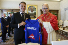 Emmanuel Macron offre le maillot de l'équipe de France de basket au pape Léon XIV au Vatican le 10 avril 2026.