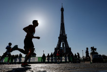 Un participant au marathon de Paris le 3 avril 2022