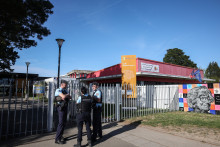 Des gendarmes devant le lycée Polyvalent Joubert-Emilien Maillard, où une adolescente a été poignardée vendredi 10 avril 2026.