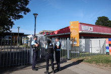 Des policiers devant le lycée polyvalent Joubert - Emilien Maillard, où les faits se sont déroulés.