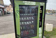 Le distributeur automatique de CBD à Bruyères-la-Bussière (Pas-de-Calais) en avril 2026.
