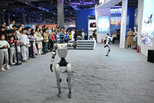 Des robots fabriqués par Unitree lors d'un défilé sur la science-fiction à Pékin, en Chine, le 28 mars 2026.