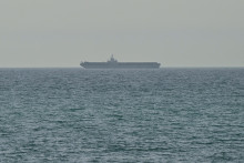 Un navire dans le détroit d'Ormuz, le 13 avril 2024, vu depuis le port émirati de Ras al-Khaimah