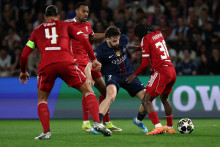 Le Parisien Khvicha Kvaratskhelia entouré par des joueurs de Liverpool lors du quart de finale aller de la Ligue des champions, le 8 avril 2026