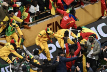 Des supporters sénégalais sur le terrain lors de la finale de la CAN face au Maroc, au stade Prince Moulay Abdellah de Rabat, le 18 janvier 2026.