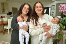 Valérie et Nadine Carrozza, des jumelles, ont accouché à quelques minutes d'intervalle.