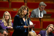 La députée Caroline Yadan (Ensemble pour la République) prend la parole lors d'une séance de questions au gouvernement à l'Assemblée nationale, le 3 décembre 2025