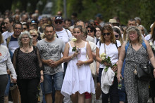 Les proches de Karine Esquivillon retrouvée morte en Vendée, lors d'une marche blanche en 2023.