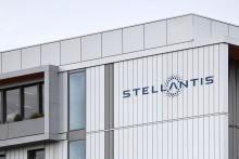 Cette photographie montre le logo de Stellantis affiché sur le site de l'usine du constructeur automobile multinational à Poissy, le 23 septembre 2025