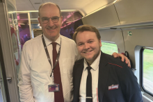 Jean Castex mobilisé à bord d’un TGV en retard en distribuant des repas aux passagers après un incident sur la ligne