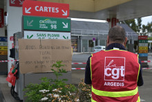 Les salariés d'une station Total à Saint-Aubin-de-Terregatte (Manche) en grève ce vendredi 17 avril 2026.
