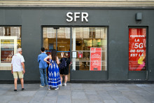 Des clients devant une boutique SFR