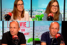 Sarah et Emmanuelle, jumelles, accompagnées de Xavier et Benoît, jumeaux, dans "Un jour, une vie"