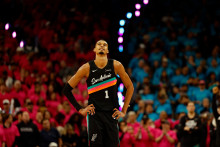 Victor Wembanyama lors du match 1 du premier tour des playoffs (phases finales NBA) de la Conférence Ouest face aux Portland Trail Blazers, au Frost Bank Center, le 19 avril 2026 à San Antonio, au Texas.