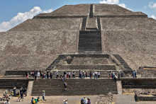 Des touristes visitent la Pyramide du Soleil sur le site archéologique de Teotihuacan, situé à environ 42 km au nord-est de Mexico, le 14 mars 2023.