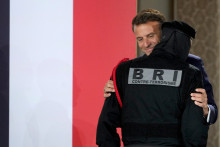 Emmanuel Macron embrasse un policier de la BRI, après l'avoir décor, le 21 avril 2026, en hommage aux policiers intervenus au Bataclan lors des attentats du 13 novembre 2015.