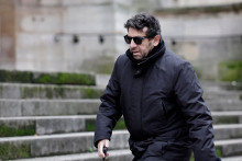 L’acteur et chanteur français Patrick Bruel arrive pour assister aux funérailles de l’acteur franco-danois Niels Arestrup, devant l’église Église Saint-Roch à Paris, le 10 décembre 2024.