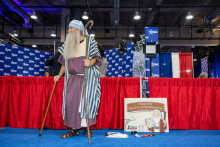 Un homme déguisé en Moïse lors d'une conférence des conservateurs au Texas à côté d'un panneau favorable à l'affichage des Dix Commandements dans les écoles