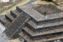 Cette vue aérienne montre des experts médico-légaux et des agents du parquet à l'œuvre sur le site archéologique de Teotihuacan, à la suite d'une fusillade survenue le 21 avril 2026 à Teotihuacan, dans l'État de Mexico.