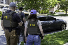 Des agents du FBI en service devant la Cour supérieure du Connecticut, le 3 juillet 2025 à Stamford (illustration).