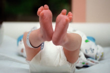 Un bébé portant une couche (illustration)