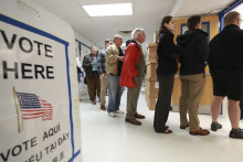 Des Américains faisant la queue pour voter lors des Midterms, le 6 novembre 2018