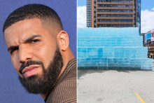 Le rappeur canadien Drake et le bloc de glace installé pour la promotion de son prochain album "Iceman", à Toronto, au Canada.