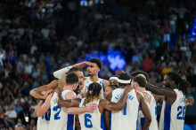 L'équipe de France de basket avec Victor Wembanyama lors des Jeux olympiques en France, le 8 août 2024 à Bercy.
