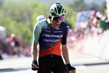 Le Français Paul Seixas, de l'équipe Decathlon CMA CGM, célèbre sa victoire à la Flèche Wallonne, course cycliste d'un jour de 200 km reliant Herstal à Huy, le 22 avril 2026.