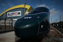 Un train Velvet sur les rails à La Rochelle le 16 avril 2026, devant l'usine Alstom.