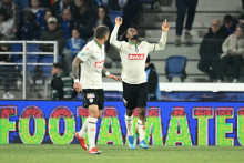 L’attaquant de Nice, Elye Wahi après avoir inscrit le deuxième but de Nice lors de la demi-finale de la Coupe de France entre le RC Strasbourg Alsace et l’OGC Nice, le 22 avril 2026.