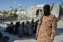 Un officier taliban surveille une prière de l’Aïd el-Fitr, qui marque la fin du mois de Ramadan, à Kandahar, en Afghanistan, le 19 mars 2026.