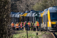 Des secouristes se tiennent près de deux trains qui sont entrés en collision entre les villes de Hillerød et Kagerup, au nord de Copenhague, faisant de nombreux blessés, le 23 avril 2026.