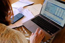 Une personne en train de faire sa déclaration d'impôts (image d'illustration).