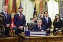 D. Trump puis de g à dr : l'ambassadeur d'Israël aux USA, Yechiel Leiter, le vice-président JD Vance, le secrétaire d'État américain Marco Rubio et l'ambassadrice du Liban aux USA, Nada Hamadeh Moawad, le 23 avril 2026 à Washington.