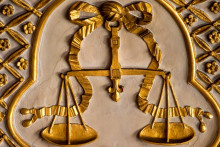 Une photo montre une balance symbolisant la justice.