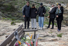 La famille de Medhi Narjissi en Afrique du Sud lors d'un moment de recueillement en août 2025