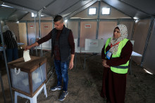 Un Palestinien vote dans un bureau de vote à Deir el-Balah, dans la bande de Gaza, le 25 avril 2026, lors des élections municipales.
