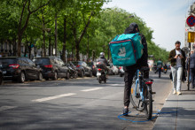Un livreur Deliveroo sur son vélo à Paris, le 20 avril 2022