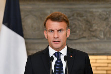 Le président français Emmanuel Macron s'exprime lors d'une conférence de presse conjointe avec le Premier ministre grec, après la signature d'accords bilatéraux au palais Maximos, à Athènes, le 25 avril 2026