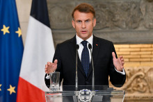 Le président français Emmanuel Macron fait un geste en s'exprimant lors d'une conférence de presse conjointe avec le Premier ministre grec, après la signature d'accords bilatéraux au palais Maximos, à Athènes, le 25 avril 2026.