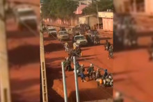 Une vidéo vérifiée par l'AFP de groupes armées à Kati, au Mali, le 25 avril 2026.