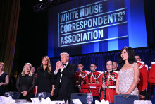 Donald et Melania Trump assistent au traditionnel dîner des correspondants de la Maison-Blanche, à Washington, le samedi 25 avril 2026