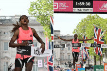 Tigst Assefa et Sabastian Sawe, les vainqueurs du marathon de Londres, le 26 avril 2026